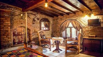 Deluxe dubbelrum - utsikt mot trädgården | Värdeförvaringsskåp på rummet, individuell inredning och unika möbler