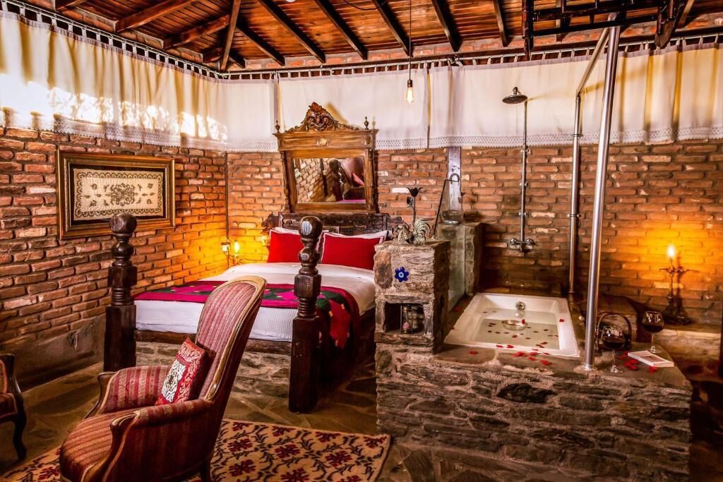 خزنة داخل الغرفة وتجهيزات عازلة للصوت وواي فاي مجانًا