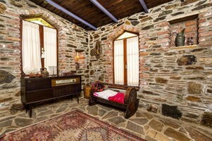 Family Room, Patio, Garden View | Interior