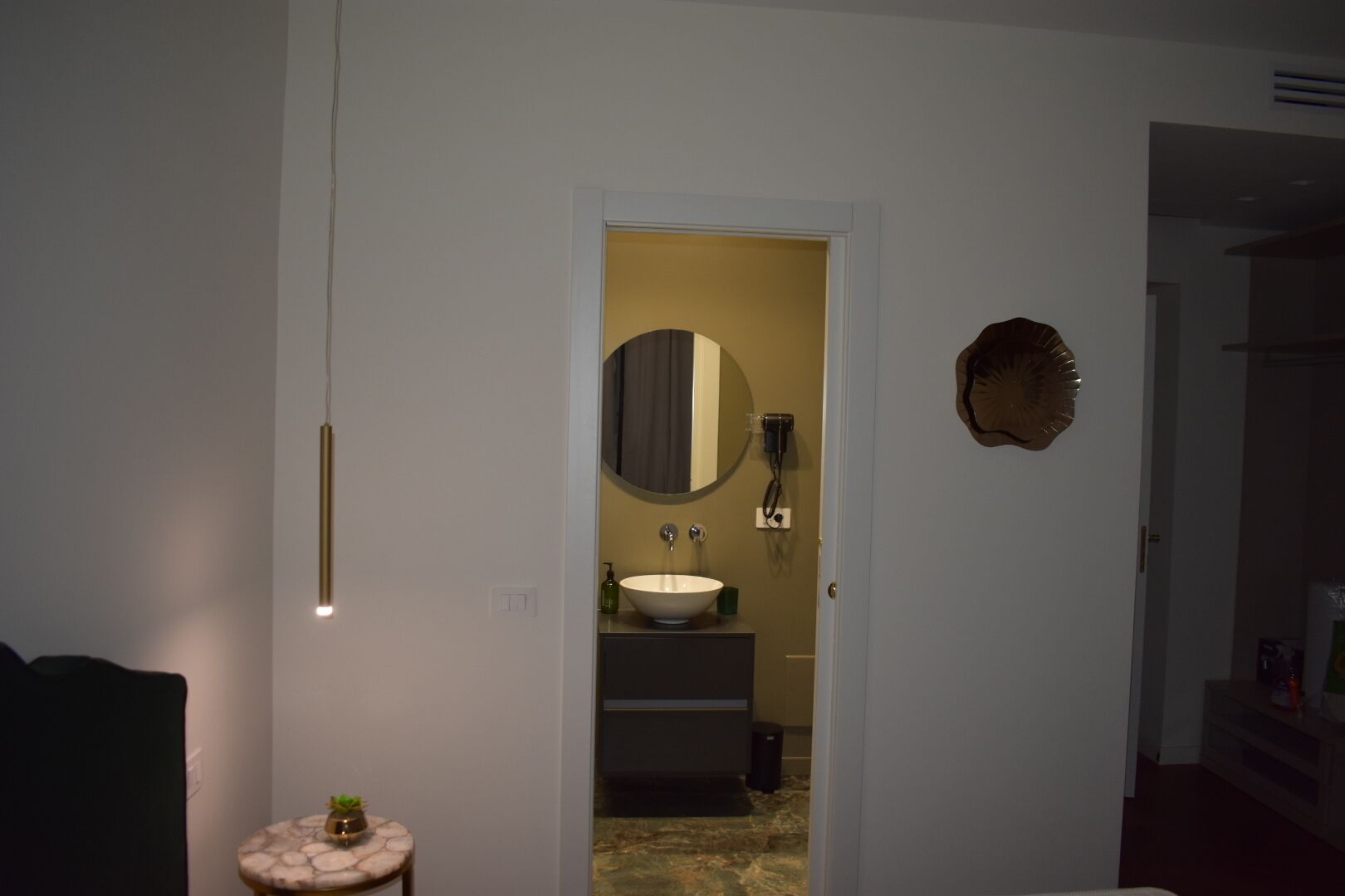 Comfort kamer | Badkamer | Een douche, een regendouche, gratis toiletartikelen, een haardroger