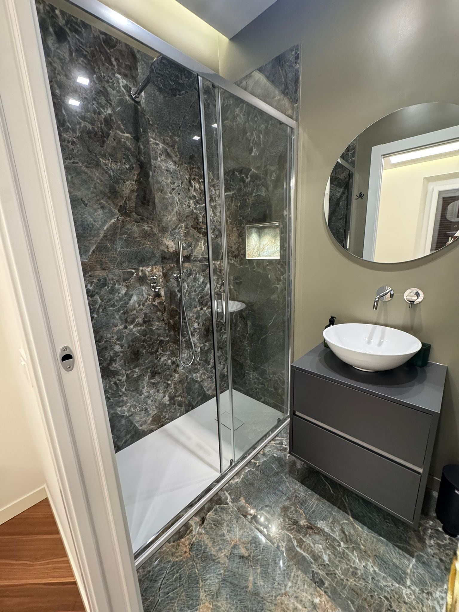 Kamar Comfort | Kamar mandi | Shower, pancuran hujan, perlengkapan mandi gratis, dan pengering rambut