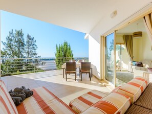 Outdoor dining - mit Infinity Pool by Interhome (Albufeira)
