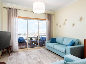 TV - "Elena 1" mit Blick auf das Wasser by Interhome (Albufeira)