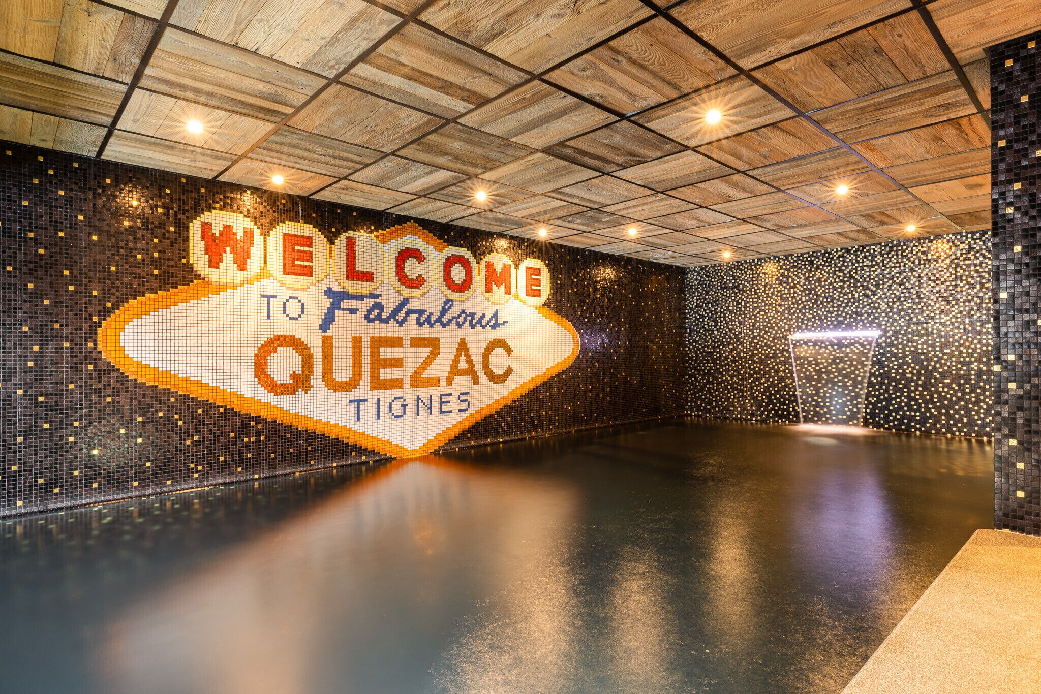 Eine großzügige Lobby mit einem Schild 'Welcome to Fabulous Quebec', Fliesenwänden und einem polierten Boden.