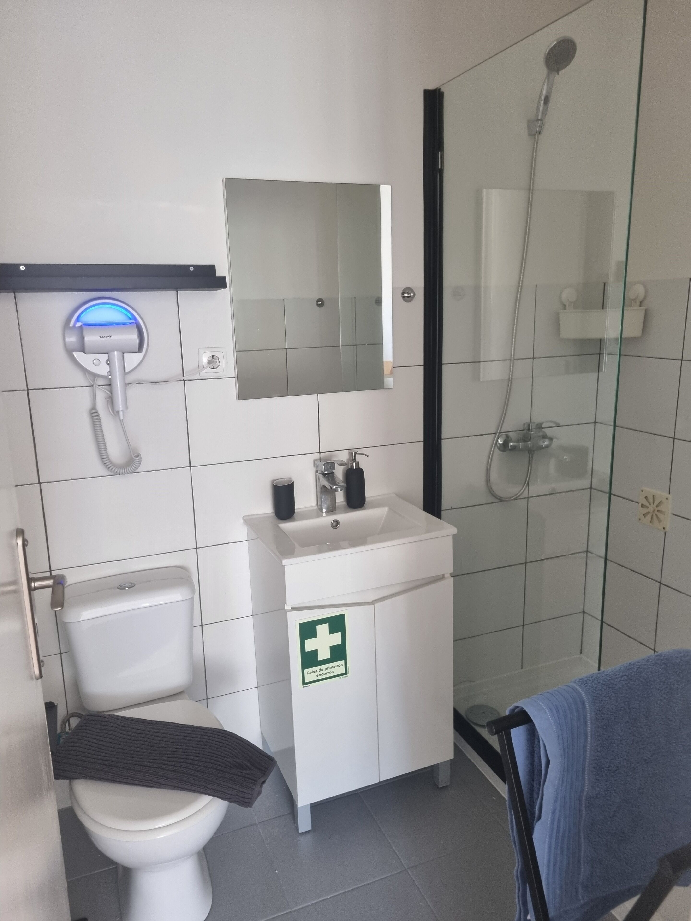 Dusche, Haartrockner, Handtücher, Toilettenpapier
