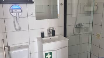 Dusche, Haartrockner, Handtücher, Toilettenpapier