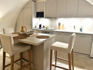 Fridge, microwave, oven, cookware/dishes/utensils - Originelle Maisonettewohnung im historischen Zentrum by Interhome (Saint-Tropez)