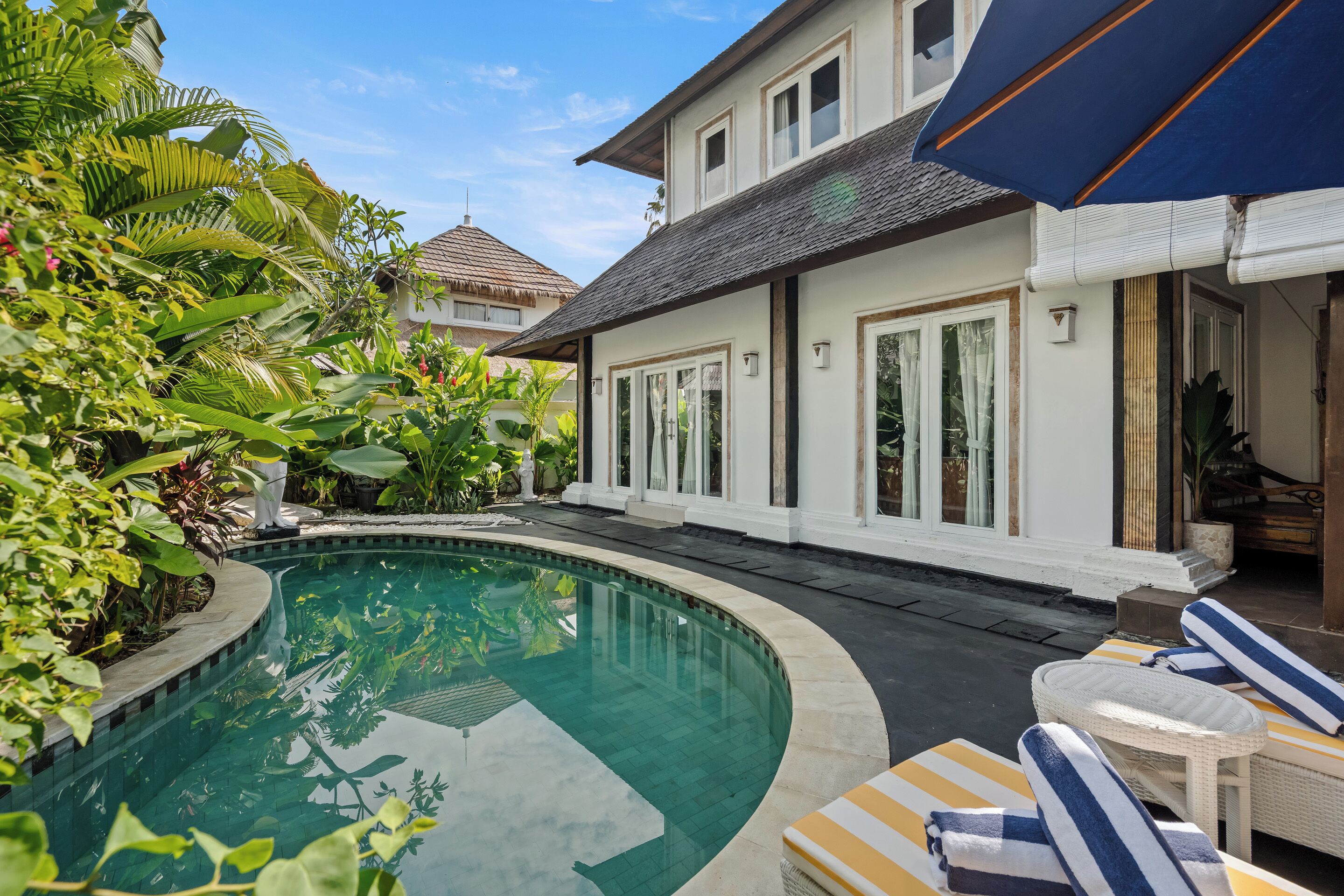 Outdoor pool, pool umbrellas, sun loungers