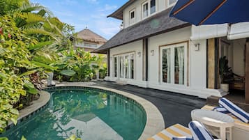 Outdoor pool, pool umbrellas, sun loungers