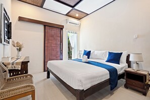 Ropa de cama hipoalergénica y caja de seguridad en la habitación 