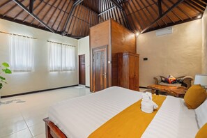 Ropa de cama hipoalergénica y caja de seguridad en la habitación 