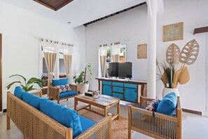 Villa, 3 Bedrooms, Patio, Pool View | Living room | 43-inch Smart TV with satellite channels - Canggu Wave Villa (Canggu)