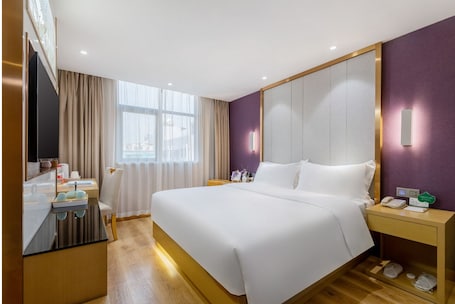 Basic Single Room | Desk, laptop workspace, free WiFi. PCLJ Hotel Bao'an Centra