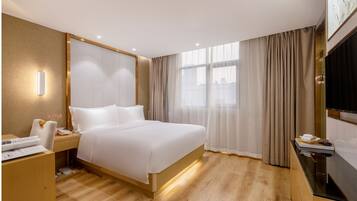 Quarto solteiro básico | Escrivaninha, espaço de trabalho para notebook, Wi-Fi de cortesia