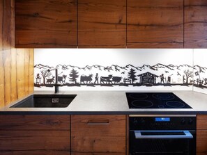 Refrigerador, horno, lavavajillas y utensilios de cocina 