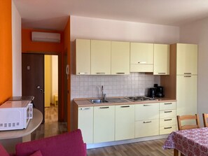 Fridge, microwave, dishwasher, cookware/dishes/utensils - App nr. 3 by Interhome (Malcesine)