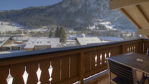 A balcony with a view of a snowy mountain and a town below. - Penthouse Alpinresort Kaprun oben 14 by Interhome (Kaprun)