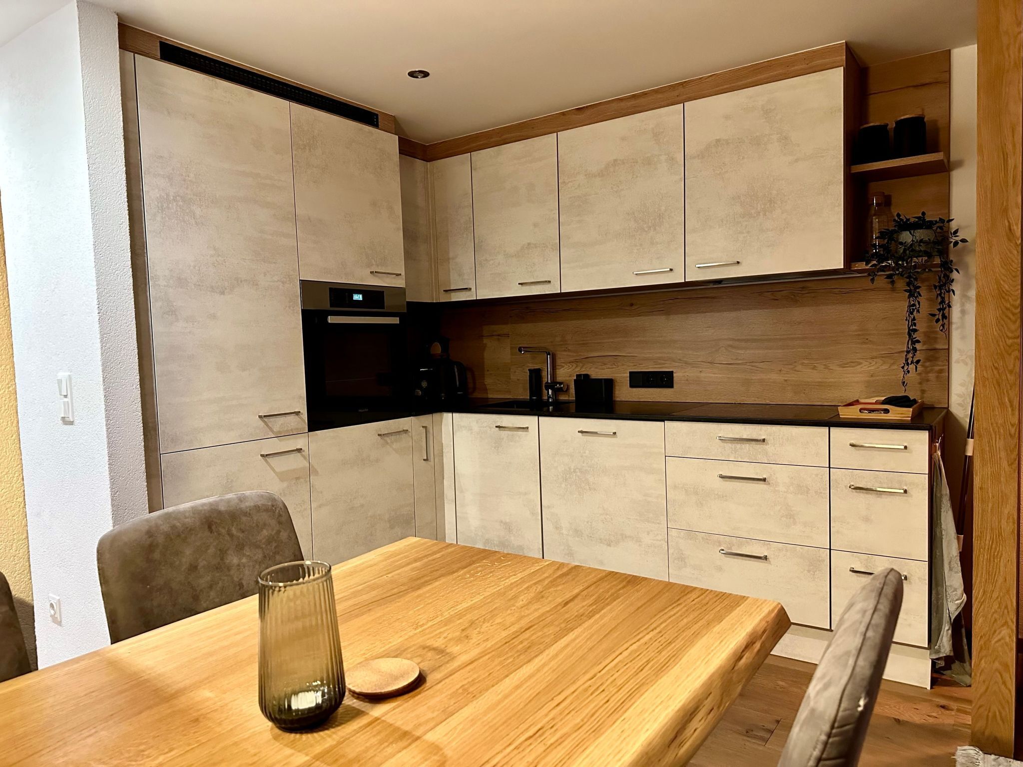 Fridge, oven, dishwasher, cookware/dishes/utensils