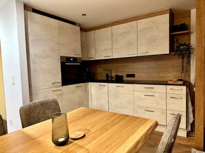 Kühlschrank, Ofen, Geschirrspüler, Kochgeschirr/Geschirr/Besteck