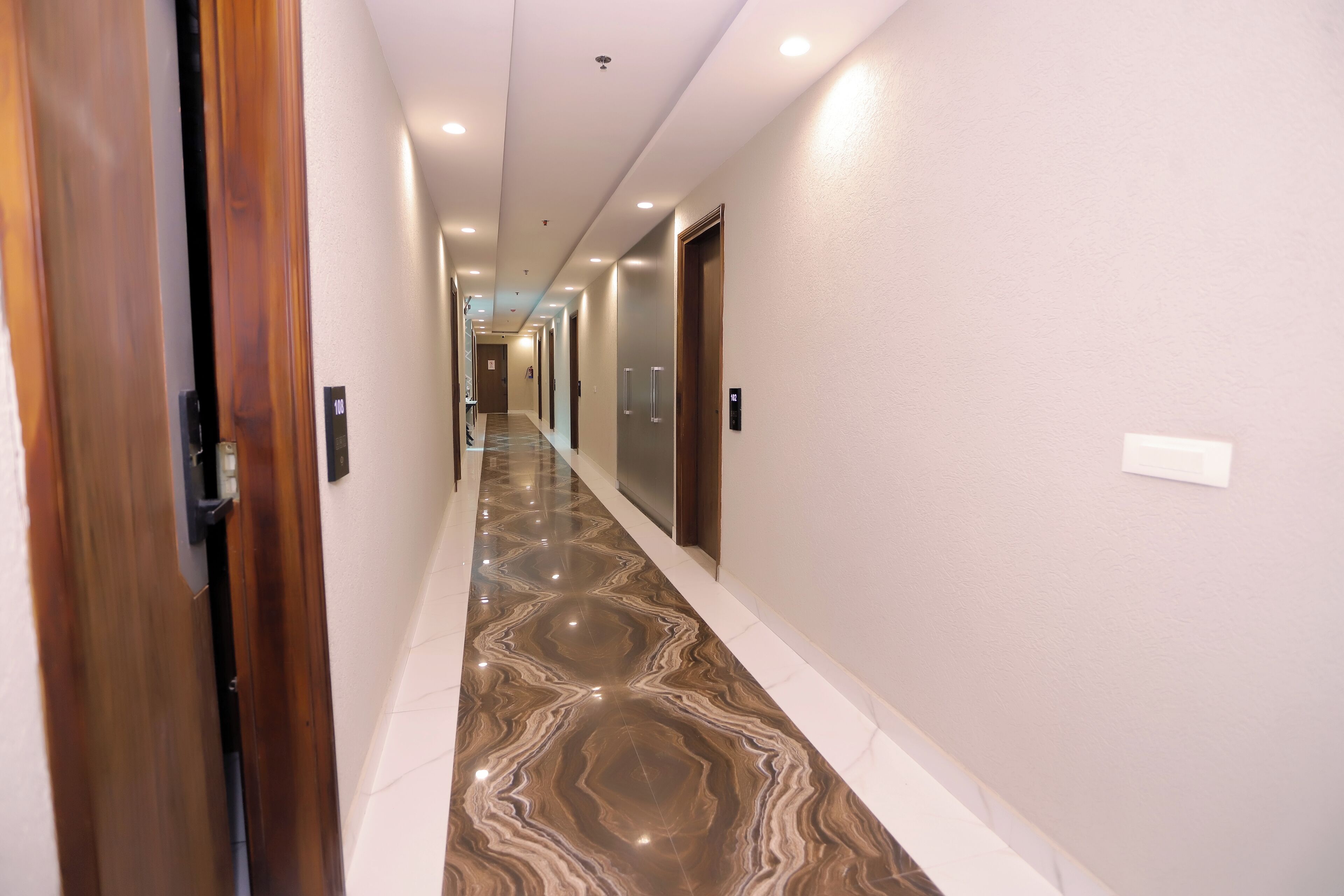 Luxury Suite, City View | Interior