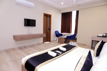 Suíte superluxo, vista para a cidade | Escrivaninha, espaço de trabalho para notebook, Wi-Fi de cortesia. Hotel Nirvana Inn Near Expo Center