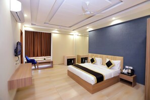 Luksussuite, byutsikt | Skrivebord, skrivebord for bærbar PC og wi-fi (inkludert)