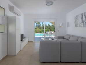 TV - Liebevoll ausgestattetes Haus in ruhiger Lage mit beheiztem Pool und Meerblick by Interhome (Gennadi)