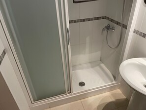 Bidet, toallas, jabón, papel de baño 