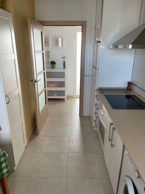 Fridge, stovetop, dishwasher, coffee/tea maker - Charming vacation apartment in Conil de la Frontera (Conil de la Frontera)