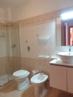 Dusche, Haartrockner, Bidet