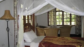 In-room safe, blackout drapes, free WiFi