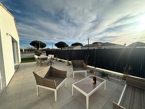 Outdoor dining - Villa "La marine" with garden, terrace and swimming pool (Les mathes)