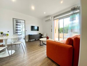 Unclassified image, 3 of 28, button - in Strandnähe by Interhome (Bandol)