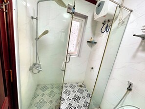 Standard-Doppelzimmer, Zimmerreinigung | Badezimmer | Handtücher, Seife, Shampoo, Toilettenpapier