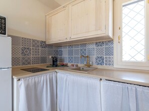 Fridge, microwave, oven, cookware/dishes/utensils - Wohnung in Noto mit Terrasse, gemeinsamem Pool und Garten by Interhome (Calabernardo)