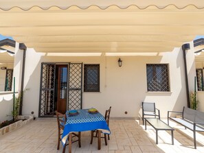 Outdoor dining - Wohnung in Noto mit Terrasse, gemeinsamem Pool und Garten by Interhome (Calabernardo)