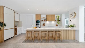 Cookware/dishes/utensils - Luxe on North Point - Beachfront (Kingscliff)