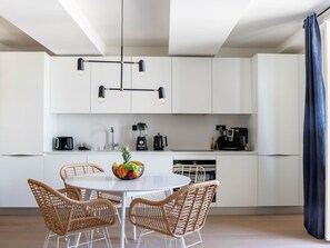 Refrigerador, microondas, horno y lavavajillas 