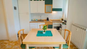 Kühlschrank, Mikrowelle, Ofen, Geschirrspüler