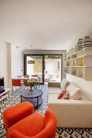 TV - Schicke und moderne Maisonnette im Stadtzentrum by Interhome (Saint-Tropez)