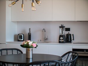 Fridge, oven, dishwasher, cookware/dishes/utensils - Außergewöhnliche Wohnung am Hafen by Interhome (Saint-Tropez)