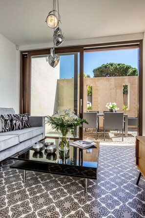 TV - Schicke und moderne Wohnung im Stadtzentrum by Interhome (Saint-Tropez)
