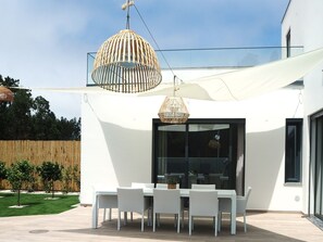 Outdoor dining - Neue Luxusvilla an der Silberküste São Martinho do Porto by Interhome (Alcobaça)