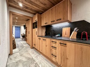 Kühlschrank, Mikrowelle, Geschirrspüler, Kochgeschirr/Geschirr/Besteck