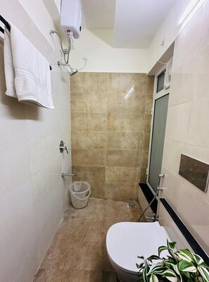 Shower, towels, soap, toilet paper - 2BR Service apartment B - 2611 Malad by Florastays (Mumbai)