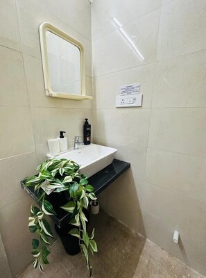Douche, serviettes fournies, savon, papier toilette