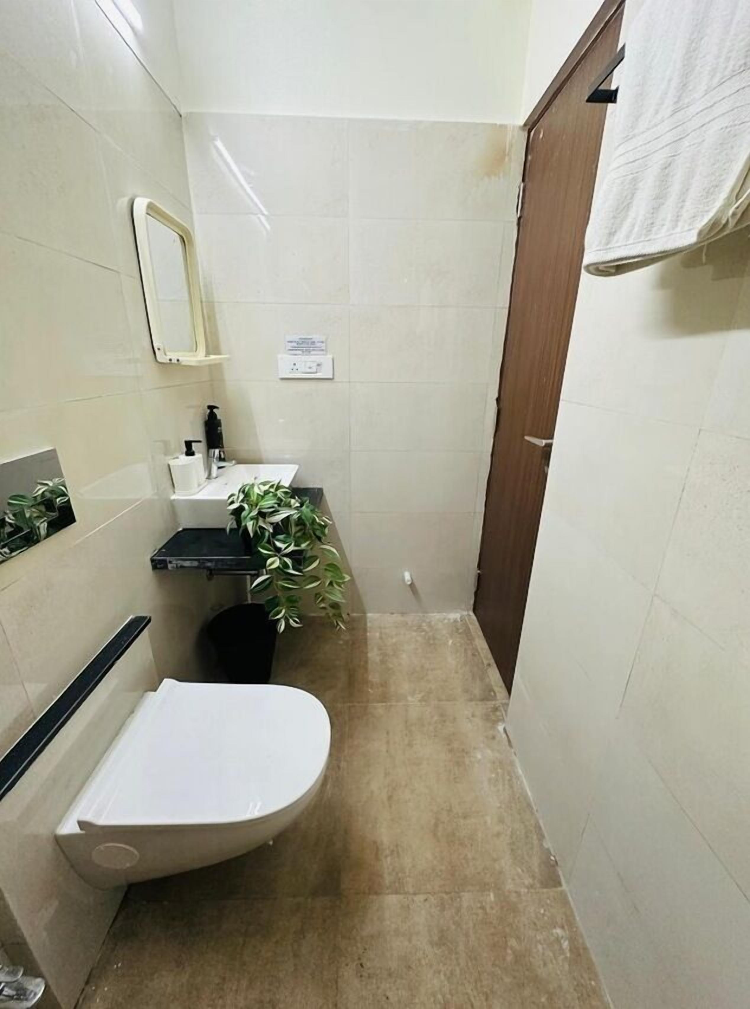 Regadera, toallas, jabón, papel de baño 