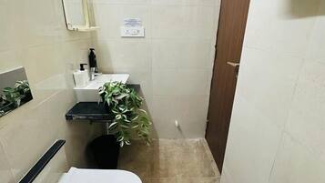 Regadera, toallas, jabón, papel de baño