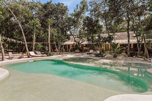 Una piscina al aire libre