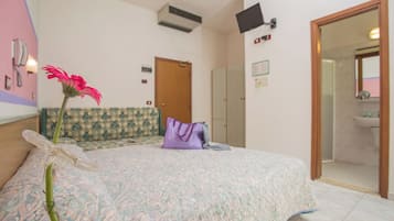 Habitació doble superior, balcó, vistes al jardí | Escriptori